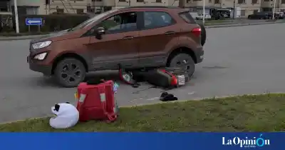 La moto quedó bajo la camioneta y las zapatillas en el asfalto: la escena que dejó el accidente en la Autovía