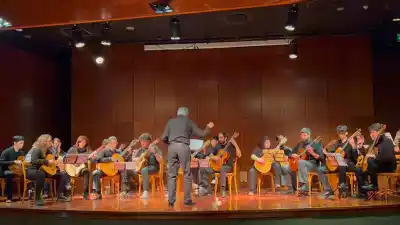 La Orquesta de Guitarras de la UNSJ toca gratis en la capital y después se va al interior