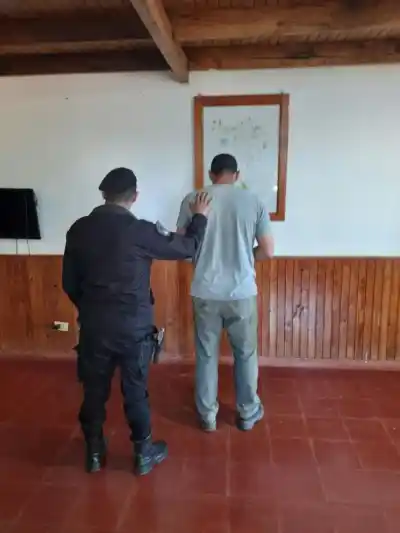 Le apuntó con un arma a su esposa cada vez que discutían: la Policía fue a buscarlo y encontró algo peor