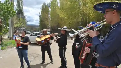 La serenata que un pueblo entero esperó en la vereda: cuatro mamás y un final de rodillas