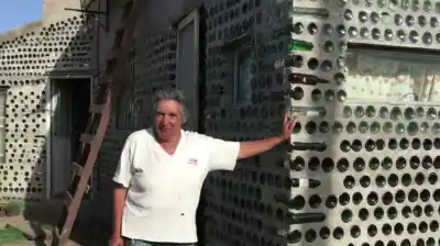 Juntó 3.000 botellas en dos meses y las usó para algo que no te imaginás
