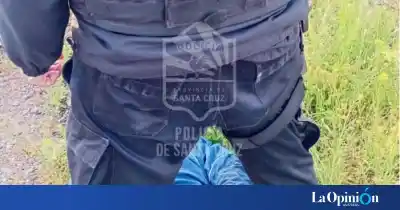 Entró a la tienda por una campera y salió pedaleando: el dueño lo siguió en un auto de alquiler