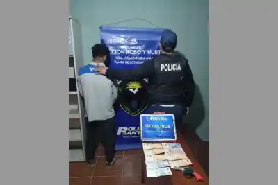 Entró a un comercio con una remera de YPF y una réplica de arma: lo que llevaba encima lo delató