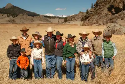 Compraron un rancho destruido en Colorado y lo que hicieron con los alambrados cambió todo