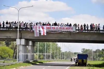 Pusieron su cartel en el puente para la Peregrinación, pero otro los tapó con un mensaje sobre el aborto