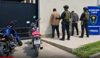 Allanamientos en dos barrios de La Banda: dos detenidos y motos secuestradas por un caso de homicidio