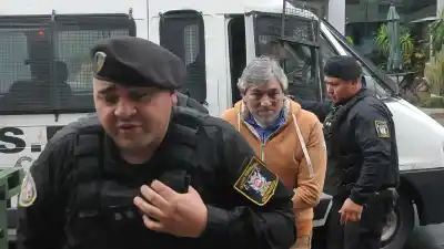 La citó a salir, la controlaba por mensajes y le cerró el local: el relato que complica al exintendente