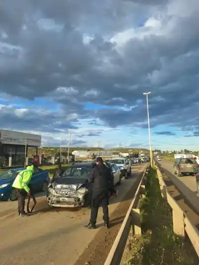 Chocaron en plena avenida Yrigoyen y los dos autos quedaron tirados sobre la ruta