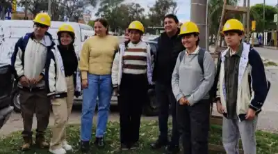 Estudiantes de Campo Santo tocaron los semáforos de la ruta 34 y resolvieron lo que una empresa cordobesa tarda semanas