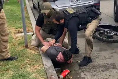 Ciudadano americano en bici, agentes del ICE y un brazo quebrado: el pedido desesperado que quedó en video