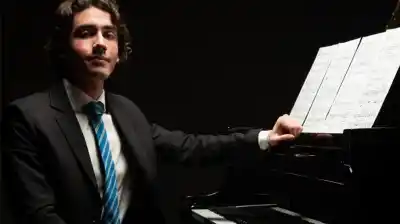En el escenario del Guido Miranda hay un piano con 97 teclas: la particularidad que sorprende a los pianistas