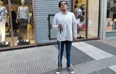 Su voz se repite cada mañana en las peatonales: “Un plato de comida, por favor…” y lo que le pasó te dejará sin palabras