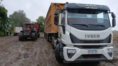 Manejaba un tractor con dos autovuelcos y no pudo frenar: el camionero que murió en la finca de Los Agudos