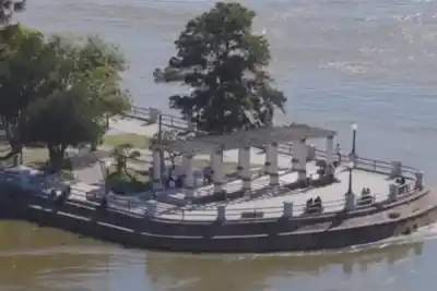 El río se metió en la costanera de Corrientes y cortaron el paso a Punta San Sebastián