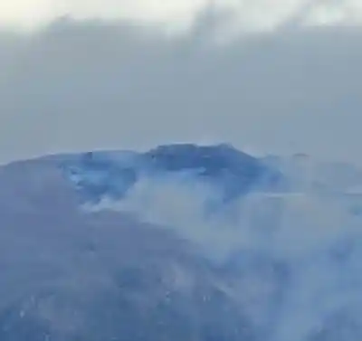 Suben a pie al filo de Merlo: el humo que encendió las alarmas después de las 19