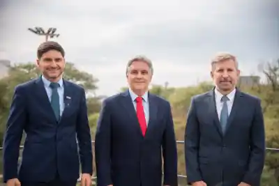 Tres gobernadores se sientan en Paraná y ponen la IA en el centro de la agenda