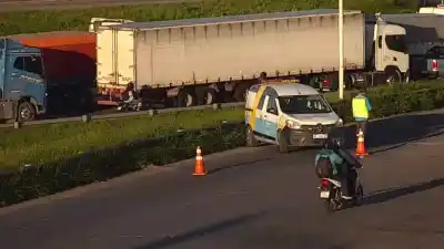 Dos motos chocaron a las 4.50 en Circunvalación: uno no llegó a bajar de la Kawasaki