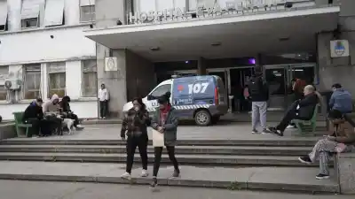 Tomó un Uber Moto, cayó al pavimento y el chofer escapó: la policía lo encontró por la app