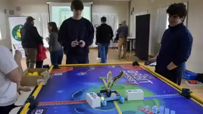 Tres alumnas de Bariloche crearon un videojuego con el Nahuelito y la rompieron en Buenos Aires