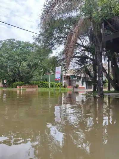 Se rompió la defensa en Paso de la Patria: los barrios que el agua ya tomó