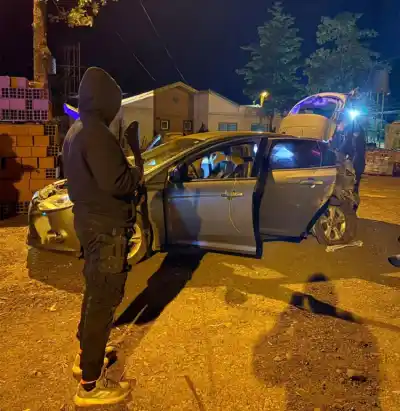 Chocó en la ruta 17, se escapó y lo encontraron con las cubiertas al ras: lo que había adentro del Focus