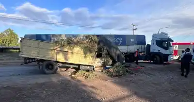 Dos camiones, una maniobra en la Ruta 33 y un conductor que quedó atrapado en la cabina