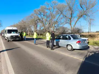 En las rutas de La Pampa frenan a los micros y revisan algo más que los papeles
