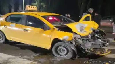 Iba en taxi por Valentina Sur y terminó contra una Traffic: la frenada de 20 metros que no alcanzó