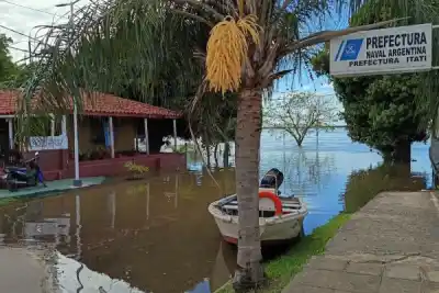 El río se quedó quieto, pero el agua ya tiene a 400 correntinos fuera de sus casas