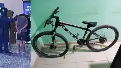 Lo detuvieron con una moto y una bicicleta: lo que no pudo explicar dejó en evidencia su situación