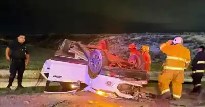 Quedó atrapado adentro del auto tras el vuelco en San Martín: así lo sacaron