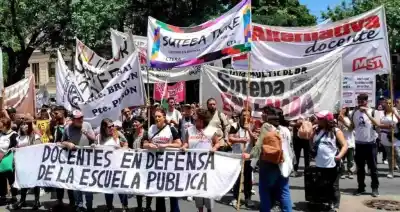 El 6% que aceptaron los gremios docentes desató una olla popular frente a la Gobernación