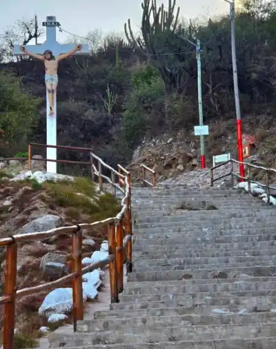 Subió a hacer trekking en El Calvario y a 70 metros de altura quedó atrapada
