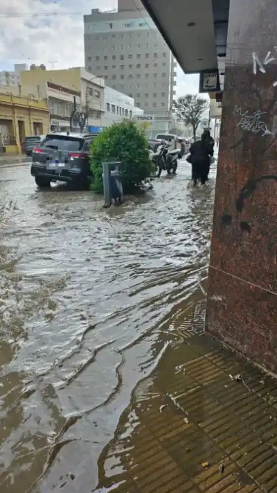 El agua tapó el centro de Comodoro en minutos y sorprendió a todos
