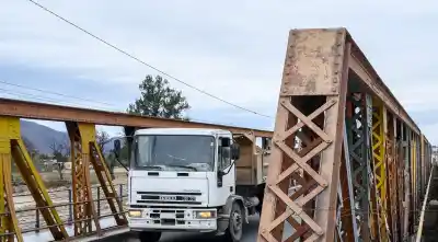 El puente de Vaqueros empieza a moverse: tres bloques de 85 toneladas y un operativo que durará varios días