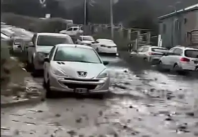 Comodoro: la lluvia dejó autos encajados en Kilómetro 3 y calles intransitables