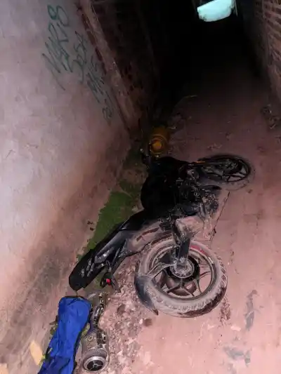 A las 3 de la mañana salieron corriendo y dejaron la moto tirada en la calle