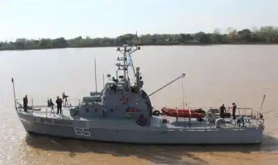Dos buques de la Armada llegan a Corrientes: el detalle clave está en la costa