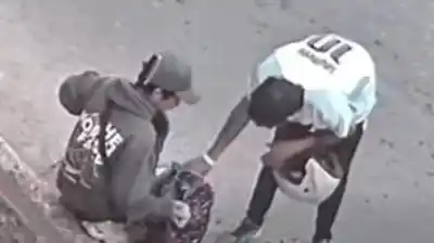 Le arrebató la mochila a un vendedor ciego en la parada del 404 y terminó preso en tiempo récord