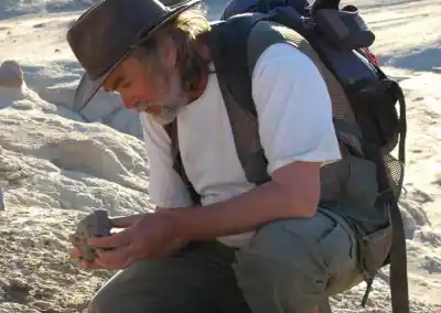 El nene que buscaba fósiles con su papá y terminó descubriendo un dinosaurio: su historia llega al escenario de la Fiesta del Sol