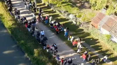 La fila en Ezeiza daba más de diez cuadras: adentro esperaban apenas 40 puestos