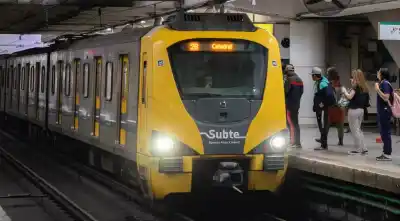 Subtes parados y dos delegados detenidos: la medida no se levanta hasta que los liberen