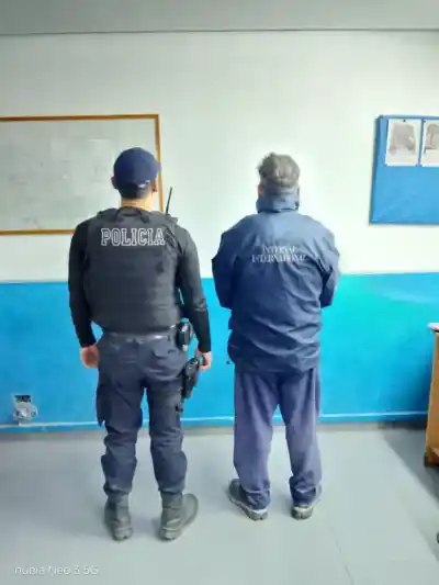 Arrojó piedras contra la biblioteca de un barrio de Bariloche: quién terminó detenido