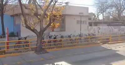 Lo vieron forcejear con una BiciTran a las 5 de la mañana, pero al huir apareció el cuchillo