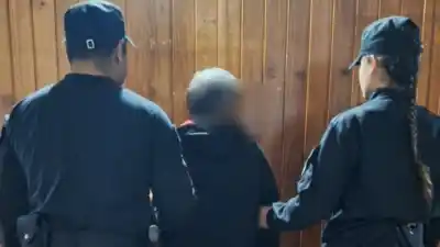Alem: la amenazó con un cuchillo y su hija se metió en el medio para frenarlo