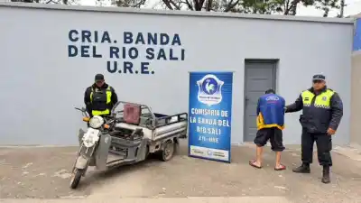 Le robaron el motocarro en la Capital, lo siguieron hasta el río y quedó acorralado