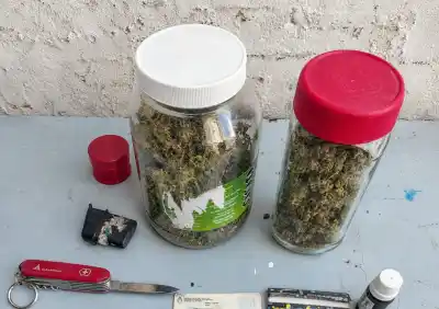 Cuatro detenidos en pleno centro: a uno le encontraron marihuana y una navaja