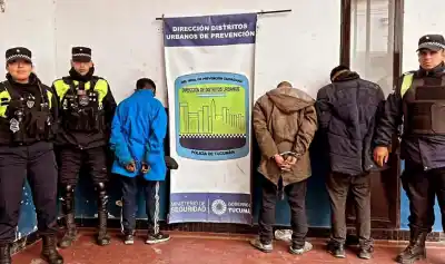 Lo esperaron en la calle, lo tiraron al piso y le sacaron todo: dos van presos y uno zafó