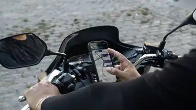 Tomó un Uber Moto, terminó con la clavícula rota y el chofer se borró: ahora la Justicia lo citó