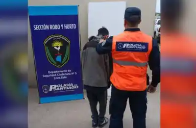 Llevaba una puerta blanca al hombro y la policía quiso saber de dónde la sacó